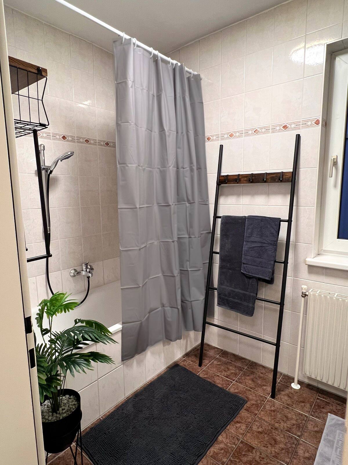 Modern bathroom with bathtub in the Mödling Residence